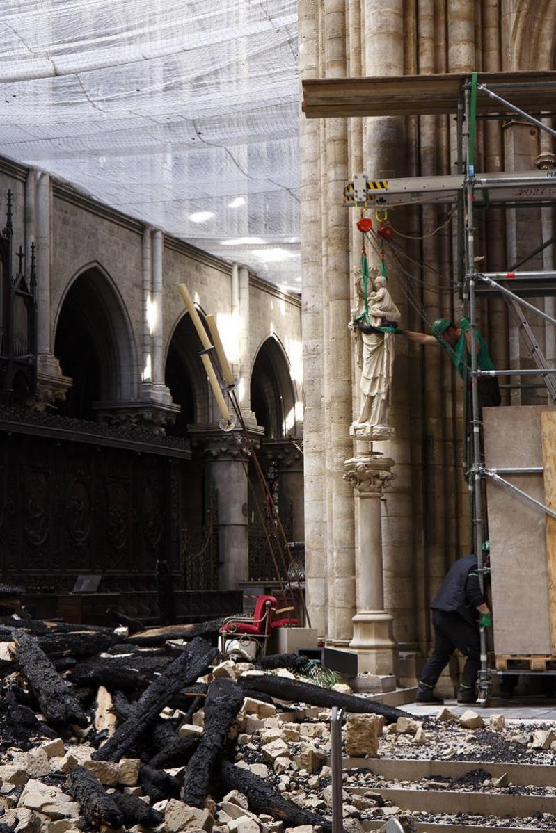 Vierge à l'enfant placée à la croisée du transept est soulevée de sa colonne